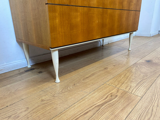 Stilvolles helles Mid-Century Sideboard aus 1966 in Esche mit verschließbarem Gitter für Bettdecken I Wäschekommode Kommode Wäschetruhe TV Lowboard Board 60er Vintage I