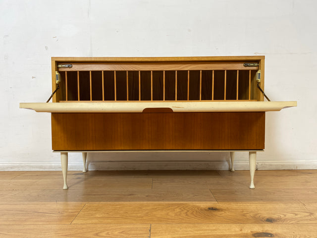 Stilvolles helles Mid-Century Sideboard aus 1966 in Esche mit verschließbarem Gitter für Bettdecken I Wäschekommode Kommode Wäschetruhe TV Lowboard Board 60er Vintage I