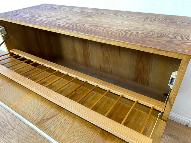 Stilvolles helles Mid-Century Sideboard aus 1966 in Esche mit verschließbarem Gitter für Bettdecken I Wäschekommode Kommode Wäschetruhe TV Lowboard Board 60er Vintage I