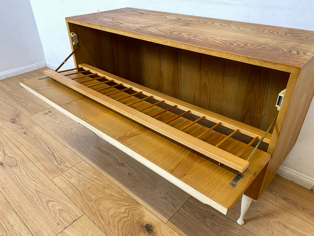 Stilvolles helles Mid-Century Sideboard aus 1966 in Esche mit verschließbarem Gitter für Bettdecken I Wäschekommode Kommode Wäschetruhe TV Lowboard Board 60er Vintage I