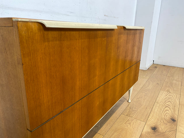 Stilvolles helles Mid-Century Sideboard aus 1966 in Esche mit verschließbarem Gitter für Bettdecken I Wäschekommode Kommode Wäschetruhe TV Lowboard Board 60er Vintage I