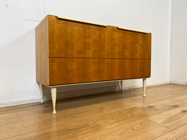 Stilvolles helles Mid-Century Sideboard aus 1966 in Esche mit verschließbarem Gitter für Bettdecken I Wäschekommode Kommode Wäschetruhe TV Lowboard Board 60er Vintage I