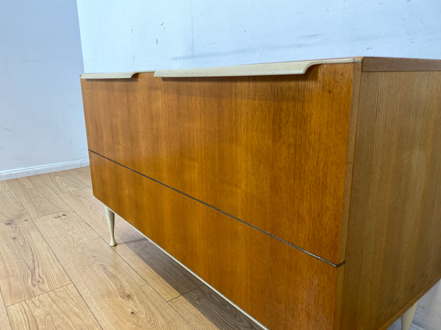 Stilvolles helles Mid-Century Sideboard aus 1966 in Esche mit verschließbarem Gitter für Bettdecken I Wäschekommode Kommode Wäschetruhe TV Lowboard Board 60er Vintage I