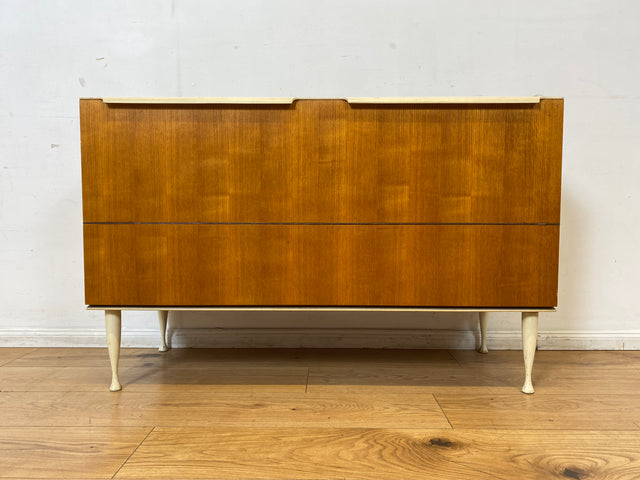 Stilvolles helles Mid-Century Sideboard aus 1966 in Esche mit verschließbarem Gitter für Bettdecken I Wäschekommode Kommode Wäschetruhe TV Lowboard Board 60er Vintage I