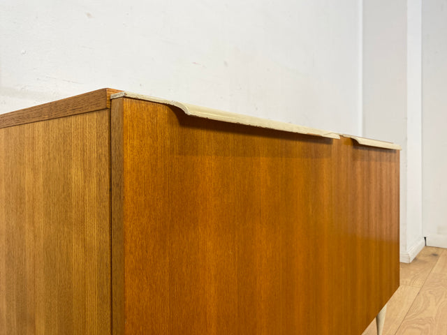 Stilvolles helles Mid-Century Sideboard aus 1966 in Esche mit formschönen weißen Holzgriffen I Kommode Wäschekommode Schrank Anrichte TV Lowboard Board 60er Retro Vintage I