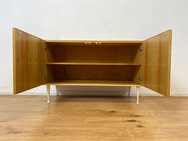 Stilvolles helles Mid-Century Sideboard aus 1966 in Esche mit formschönen weißen Holzgriffen I Kommode Wäschekommode Schrank Anrichte TV Lowboard Board 60er Retro Vintage I