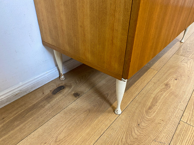 Stilvolles helles Mid-Century Sideboard aus 1966 in Esche mit formschönen weißen Holzgriffen I Kommode Wäschekommode Schrank Anrichte TV Lowboard Board 60er Retro Vintage I