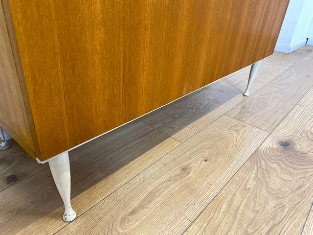 Stilvolles helles Mid-Century Sideboard aus 1966 in Esche mit formschönen weißen Holzgriffen I Kommode Wäschekommode Schrank Anrichte TV Lowboard Board 60er Retro Vintage I