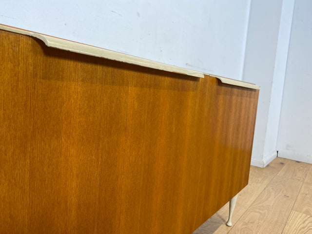 Stilvolles helles Mid-Century Sideboard aus 1966 in Esche mit formschönen weißen Holzgriffen I Kommode Wäschekommode Schrank Anrichte TV Lowboard Board 60er Retro Vintage I