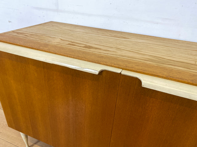 Stilvolles helles Mid-Century Sideboard aus 1966 in Esche mit formschönen weißen Holzgriffen I Kommode Wäschekommode Schrank Anrichte TV Lowboard Board 60er Retro Vintage I