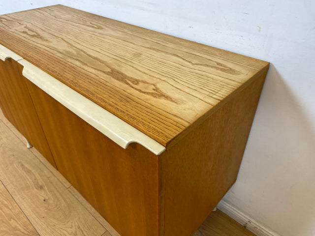 Stilvolles helles Mid-Century Sideboard aus 1966 in Esche mit formschönen weißen Holzgriffen I Kommode Wäschekommode Schrank Anrichte TV Lowboard Board 60er Retro Vintage I