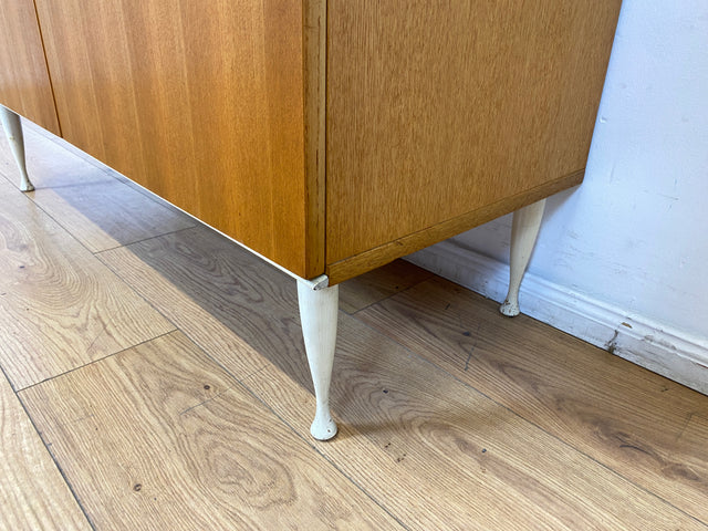 Stilvolles helles Mid-Century Sideboard aus 1966 in Esche mit formschönen weißen Holzgriffen I Kommode Wäschekommode Schrank Anrichte TV Lowboard Board 60er Retro Vintage I