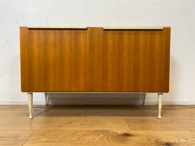 Stilvolles helles Mid-Century Sideboard aus 1966 in Esche mit formschönen weißen Holzgriffen I Kommode Wäschekommode Schrank Anrichte TV Lowboard Board 60er Retro Vintage I