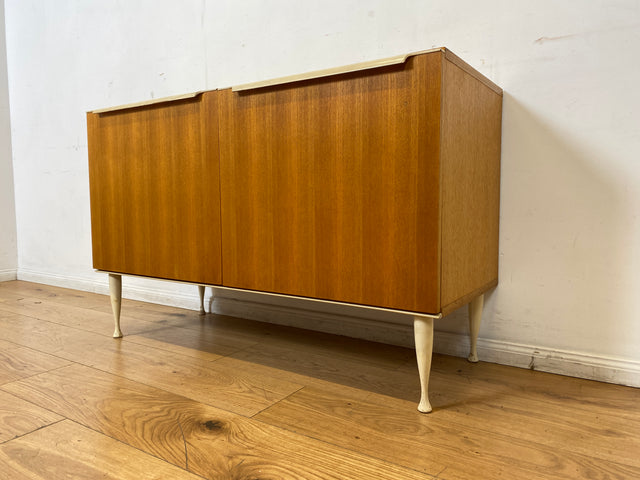 Stilvolles helles Mid-Century Sideboard aus 1966 in Esche mit formschönen weißen Holzgriffen I Kommode Wäschekommode Schrank Anrichte TV Lowboard Board 60er Retro Vintage I