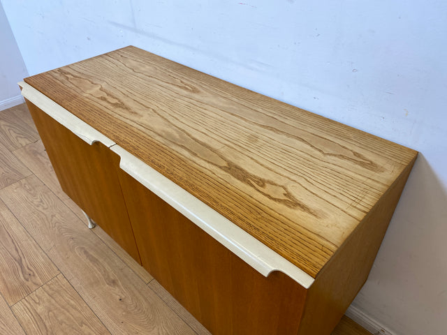 Stilvolles helles Mid-Century Sideboard aus 1966 in Esche mit formschönen weißen Holzgriffen I Kommode Wäschekommode Schrank Anrichte TV Lowboard Board 60er Retro Vintage I