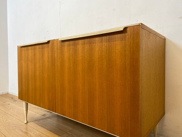 Stilvolles helles Mid-Century Sideboard aus 1966 in Esche mit formschönen weißen Holzgriffen I Kommode Wäschekommode Schrank Anrichte TV Lowboard Board 60er Retro Vintage I
