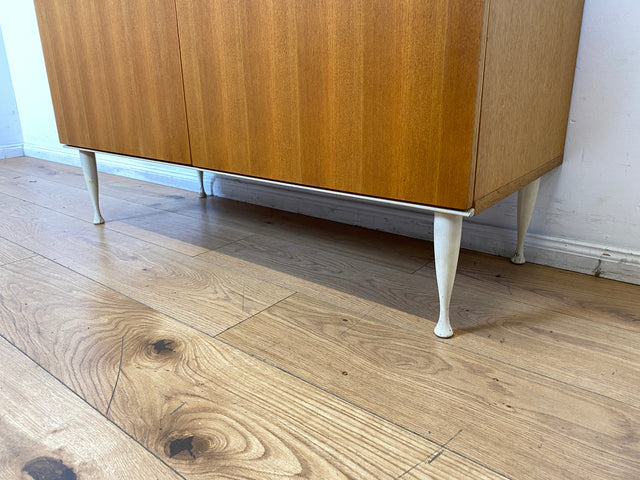 Stilvolles helles Mid-Century Sideboard aus 1966 in Esche mit formschönen weißen Holzgriffen I Kommode Wäschekommode Schrank Anrichte TV Lowboard Board 60er Retro Vintage I