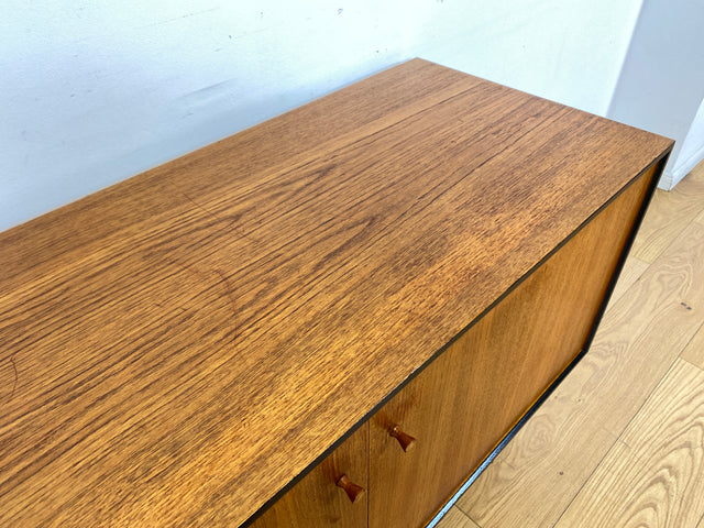 WMK I Rares Mid-Century Sideboard in Teakholz mit Vinyl Regal & Ausziehfächern für Plattenspieler