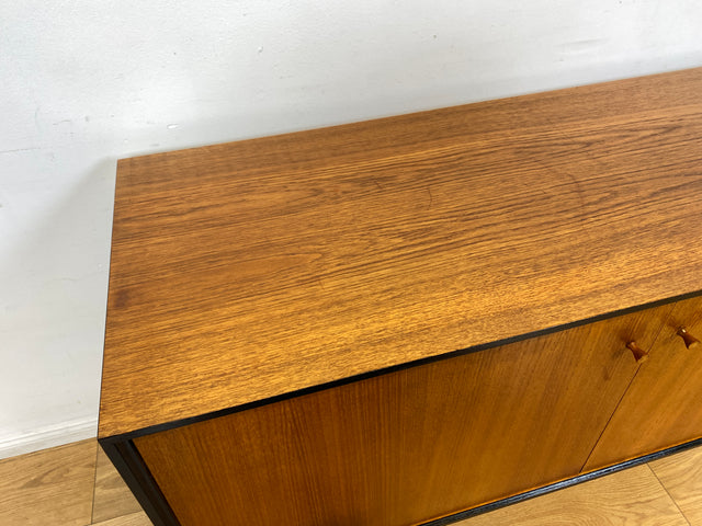 WMK I Rares Mid-Century Sideboard in Teakholz mit Vinyl Regal & Ausziehfächern für Plattenspieler