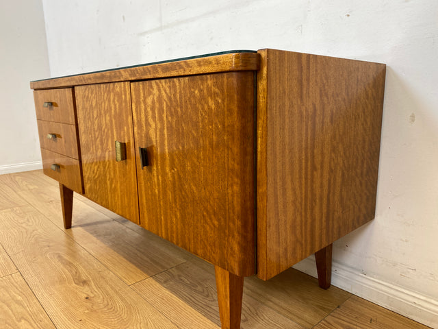 Formschönes und gut erhaltenes Mid-Century Sideboard mit großem Fach und Schubladen