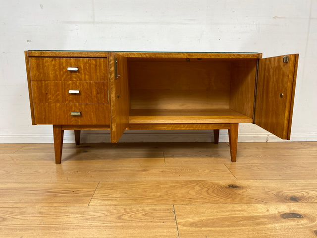 Formschönes und gut erhaltenes Mid-Century Sideboard mit großem Fach und Schubladen