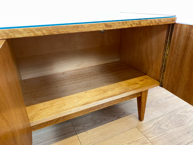 Formschönes und gut erhaltenes Mid-Century Sideboard mit großem Fach und Schubladen