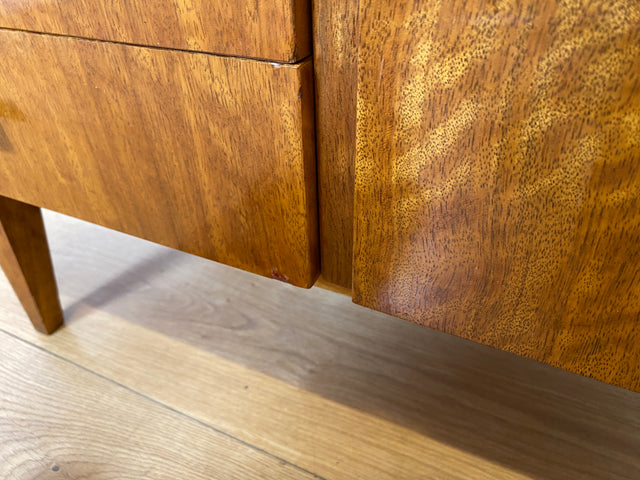 Formschönes und gut erhaltenes Mid-Century Sideboard mit großem Fach und Schubladen