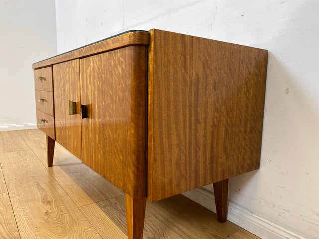 Formschönes und gut erhaltenes Mid-Century Sideboard mit großem Fach und Schubladen