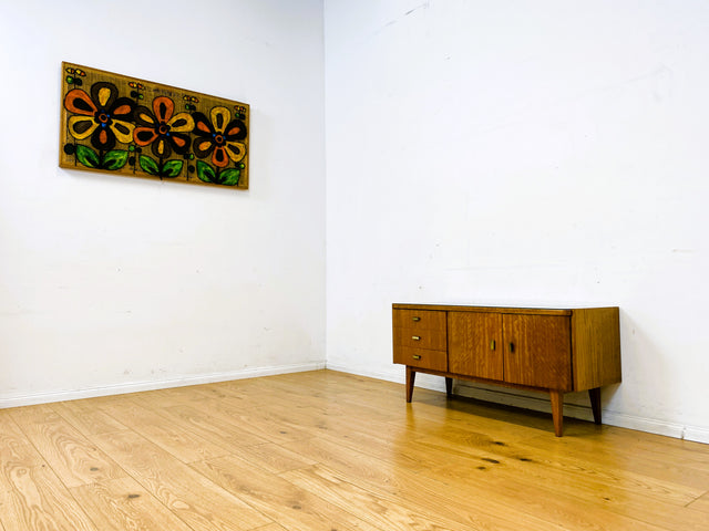 Formschönes und gut erhaltenes Mid-Century Sideboard mit großem Fach und Schubladen