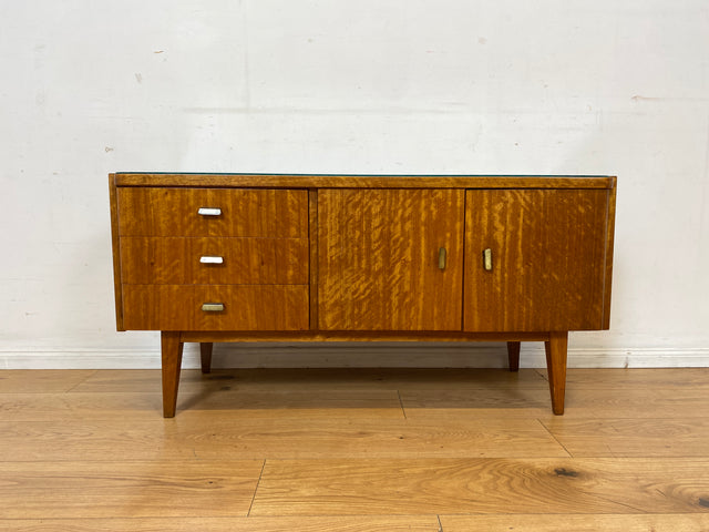 Formschönes und gut erhaltenes Mid-Century Sideboard mit großem Fach und Schubladen