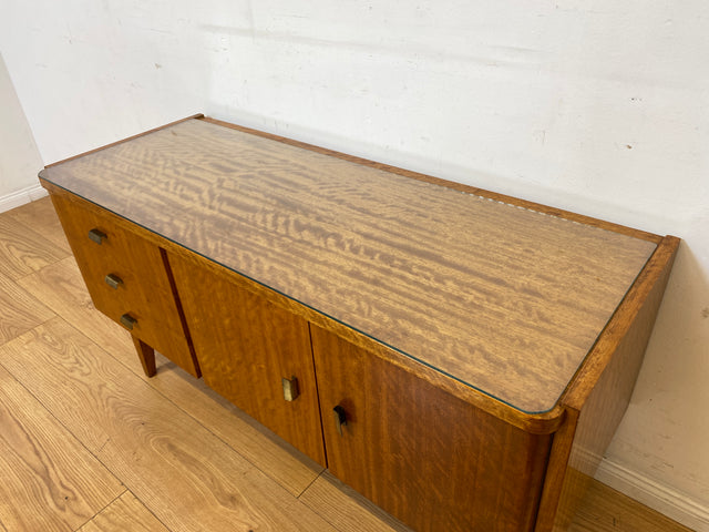 Formschönes und gut erhaltenes Mid-Century Sideboard mit großem Fach und Schubladen