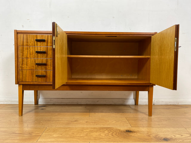 WMK I Stilvolles und sehr gut erhaltenes Mid-Century Sideboard mit Schubladen und Originalgriffen