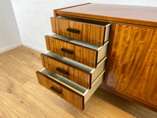 WMK I Stilvolles und sehr gut erhaltenes Mid-Century Sideboard mit Schubladen und Originalgriffen