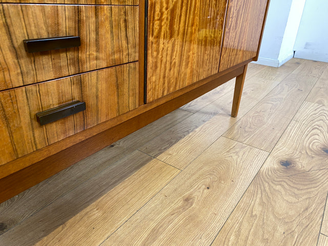 WMK I Stilvolles und sehr gut erhaltenes Mid-Century Sideboard mit Schubladen und Originalgriffen