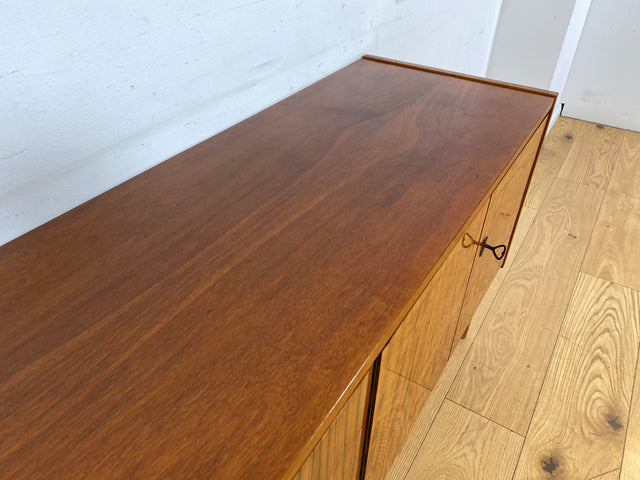 WMK I Stilvolles und sehr gut erhaltenes Mid-Century Sideboard mit Schubladen und Originalgriffen