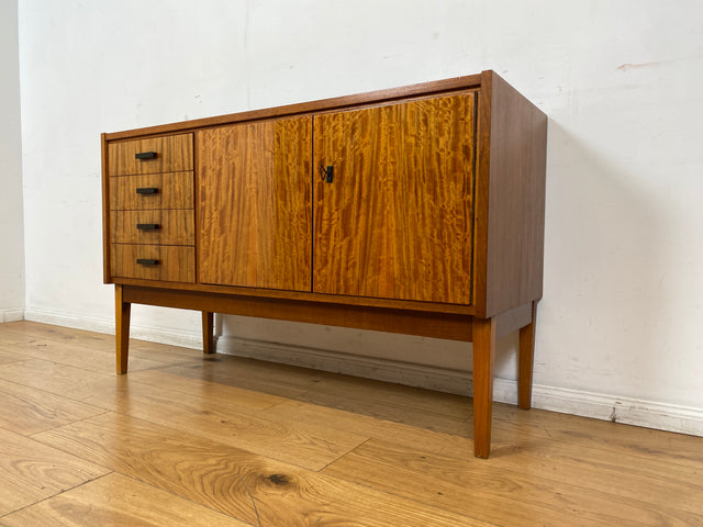 WMK I Stilvolles und sehr gut erhaltenes Mid-Century Sideboard mit Schubladen und Originalgriffen