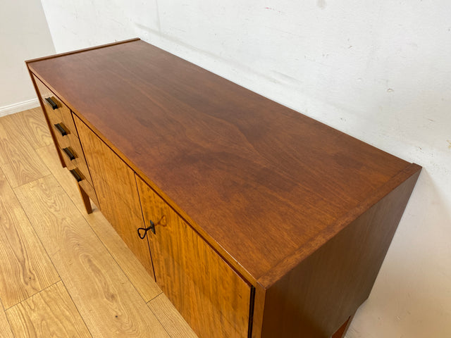 WMK I Stilvolles und sehr gut erhaltenes Mid-Century Sideboard mit Schubladen und Originalgriffen