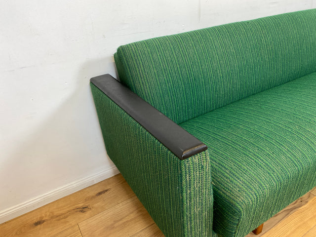 WMK I Retro pur! Kultiges und gemütliches Mid-Century Sofa mit Schlaffunktion in grünem Originalbezug