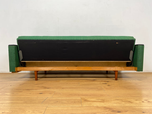 WMK I Retro pur! Kultiges und gemütliches Mid-Century Sofa mit Schlaffunktion in grünem Originalbezug