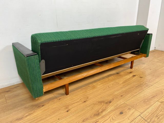 WMK I Retro pur! Kultiges und gemütliches Mid-Century Sofa mit Schlaffunktion in grünem Originalbezug