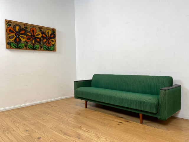 WMK I Retro pur! Kultiges und gemütliches Mid-Century Sofa mit Schlaffunktion in grünem Originalbezug