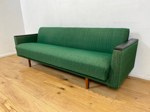 WMK I Retro pur! Kultiges und gemütliches Mid-Century Sofa mit Schlaffunktion in grünem Originalbezug