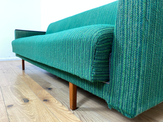 WMK I Retro pur! Kultiges und gemütliches Mid-Century Sofa mit Schlaffunktion in grünem Originalbezug