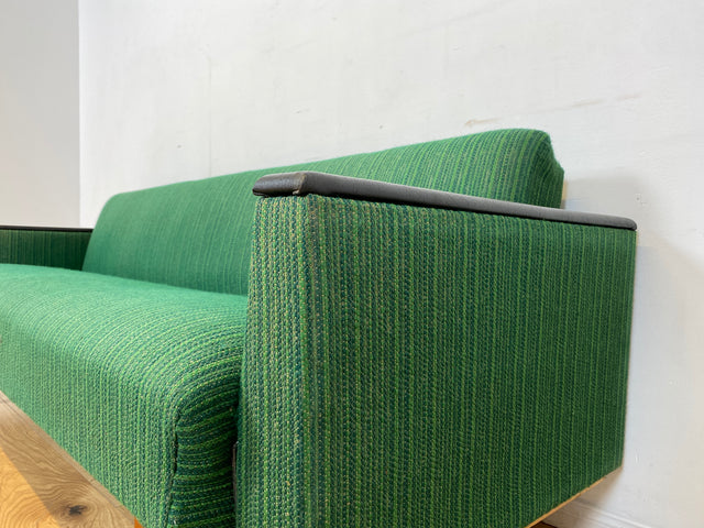 WMK I Retro pur! Kultiges und gemütliches Mid-Century Sofa mit Schlaffunktion in grünem Originalbezug