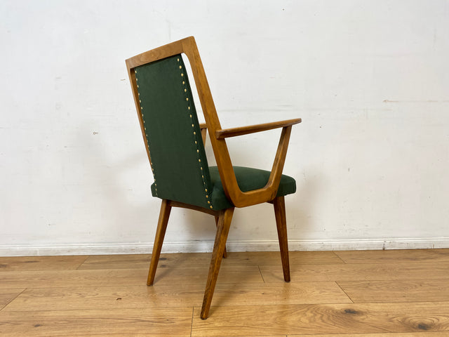 Schöner und gemütlicher Mid-Century Stuhl mit Armlehnen und neuem Stoffbezug in Grün.