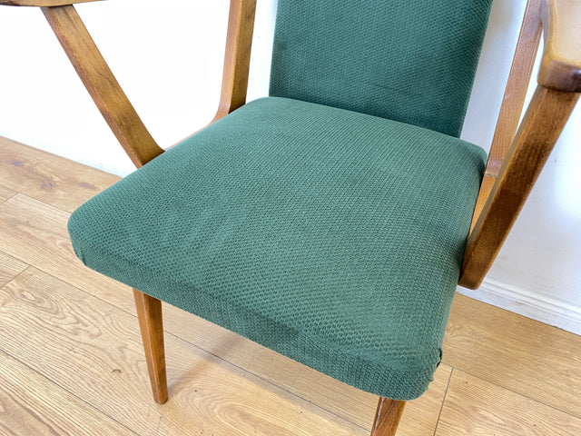 Schöner und gemütlicher Mid-Century Stuhl mit Armlehnen und neuem Stoffbezug in Grün.