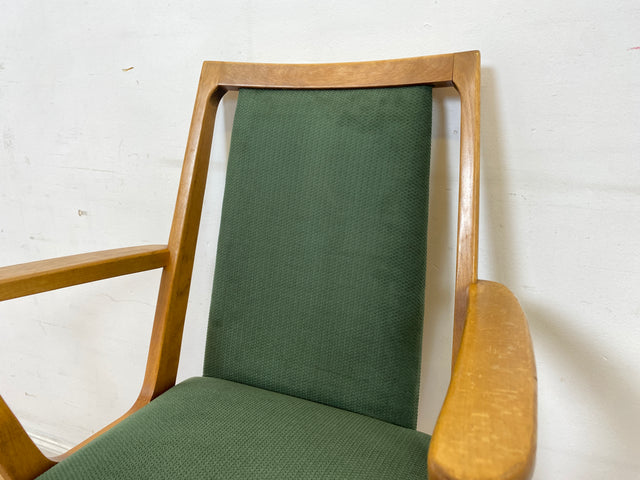 Schöner und gemütlicher Mid-Century Stuhl mit Armlehnen und neuem Stoffbezug in Grün.