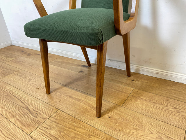 Schöner und gemütlicher Mid-Century Stuhl mit Armlehnen und neuem Stoffbezug in Grün.