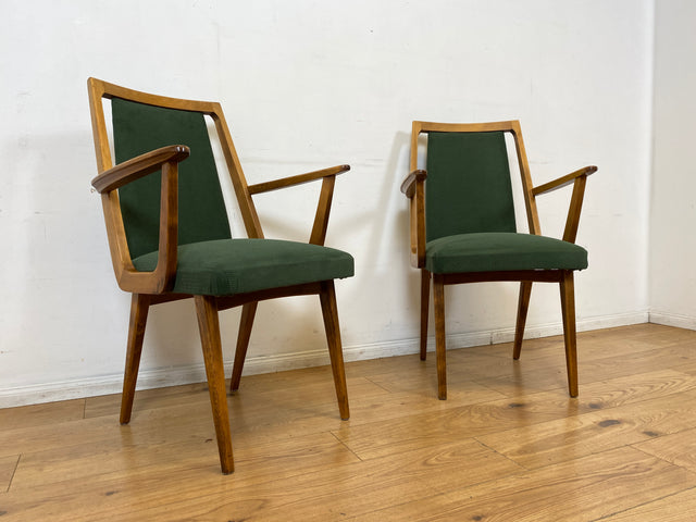 Schöner und gemütlicher Mid-Century Stuhl mit Armlehnen und neuem Stoffbezug in Grün.