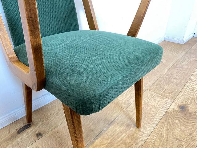 Schöner und gemütlicher Mid-Century Stuhl mit Armlehnen und neuem Stoffbezug in Grün.